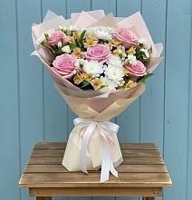 Букет цветов из:  Гвоздики, Орхидеи и Розы в Дондуковском