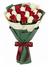 Букет Микс из красных и белых роз в Дондуковском