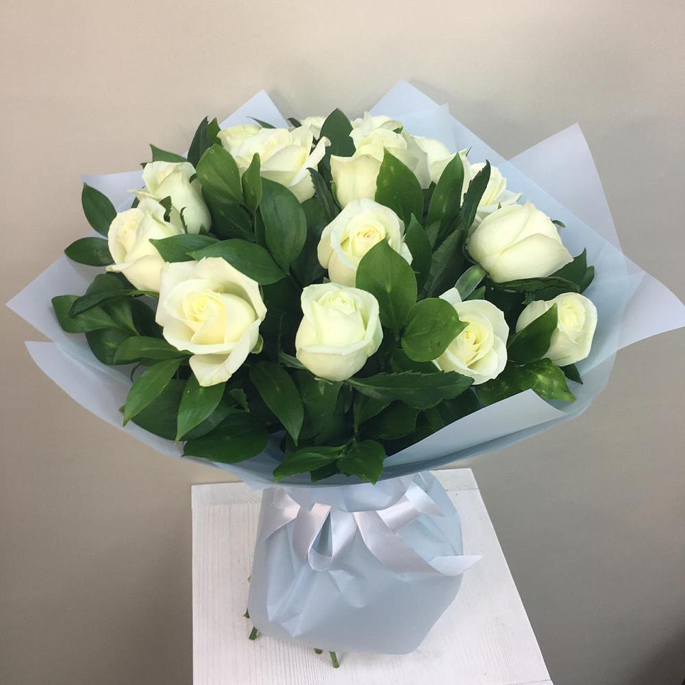 Букет 15 Белых роз Проуд в Дондуковском