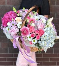 Композиция солнечный день в Дондуковском Цветочная композиция из Розы, Хризантемы, Пионы и Лизиантусы в корзине в Дондуковском