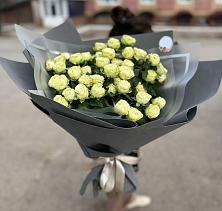 Букет Белые кустовые розы Солинеро в Дондуковском