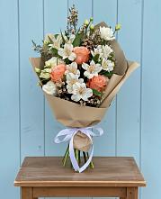 Букет цветов из:  Альстромерии, Лизиантусы, Розы и Хризантемы в Дондуковском
