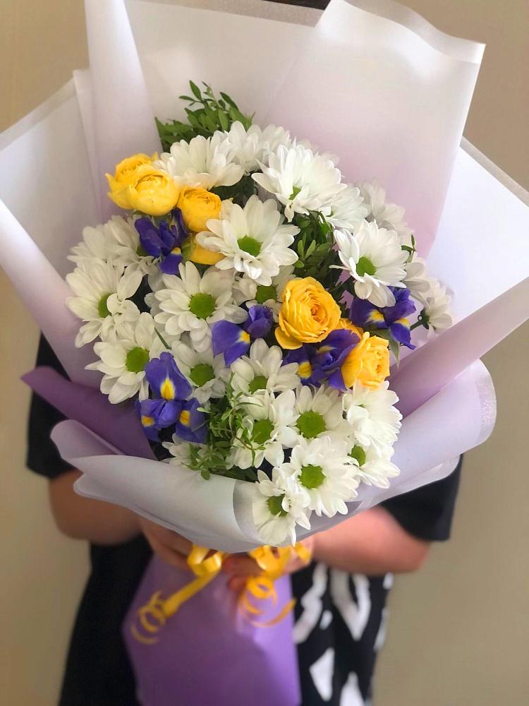 Букет цветов из: Ирисы, Хризантемы и Розы в Дондуковском