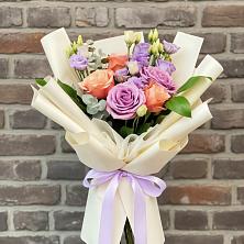 Букет цветов из:  Лизиантусы и Розы в Дондуковском