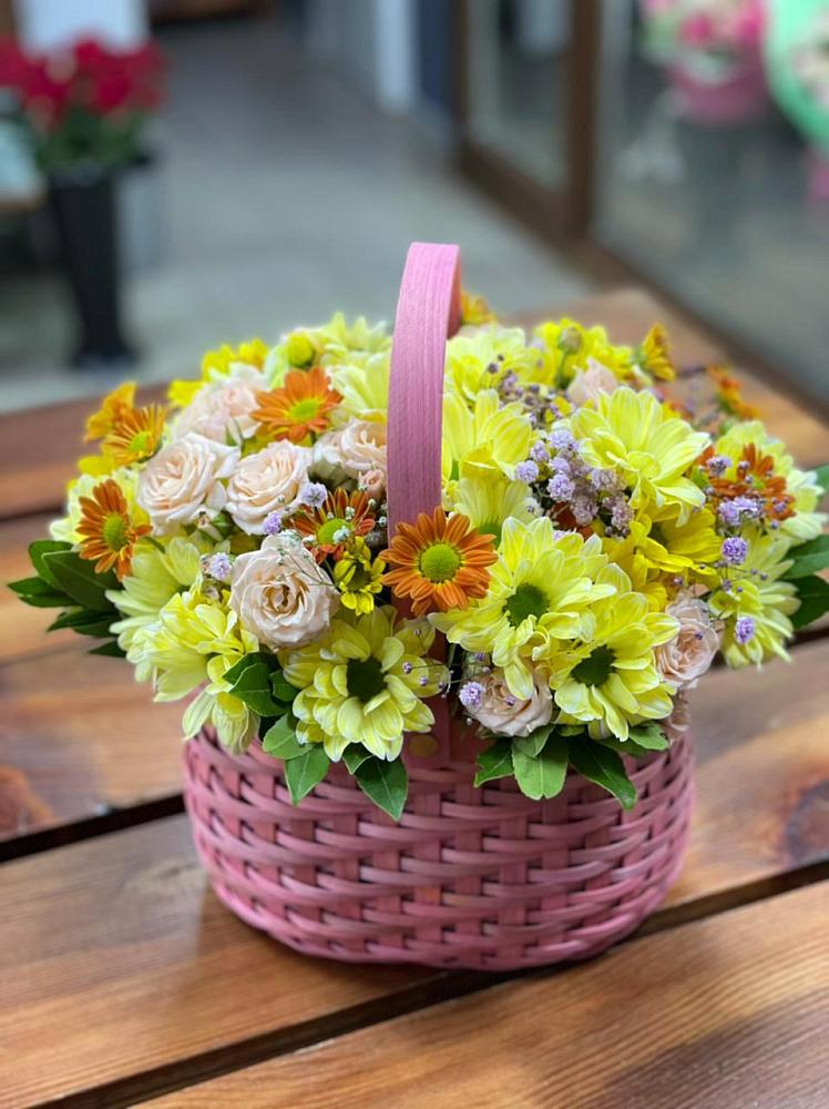 Цветочная композиция из Хризантемы и Розы в корзине в Дондуковском