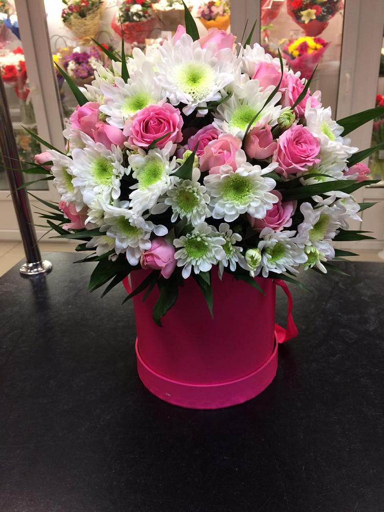 Цветочная композиция из Розы и Хризантемы в шляпной коробке в Дондуковском