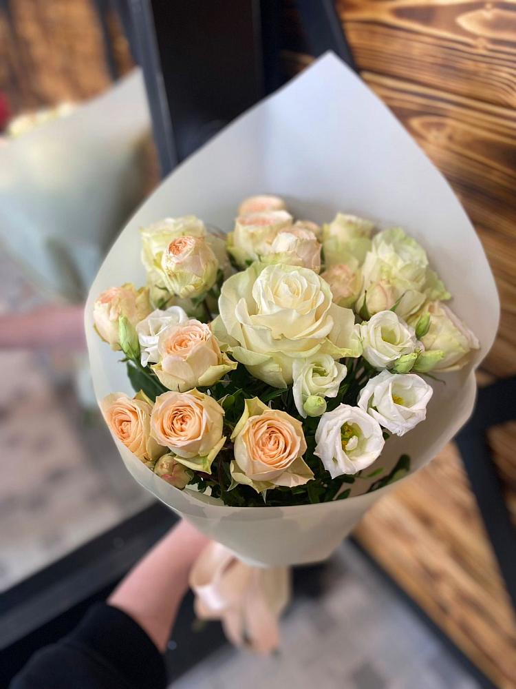 Букет цветов из: Розы и Лизиантусы в Дондуковском